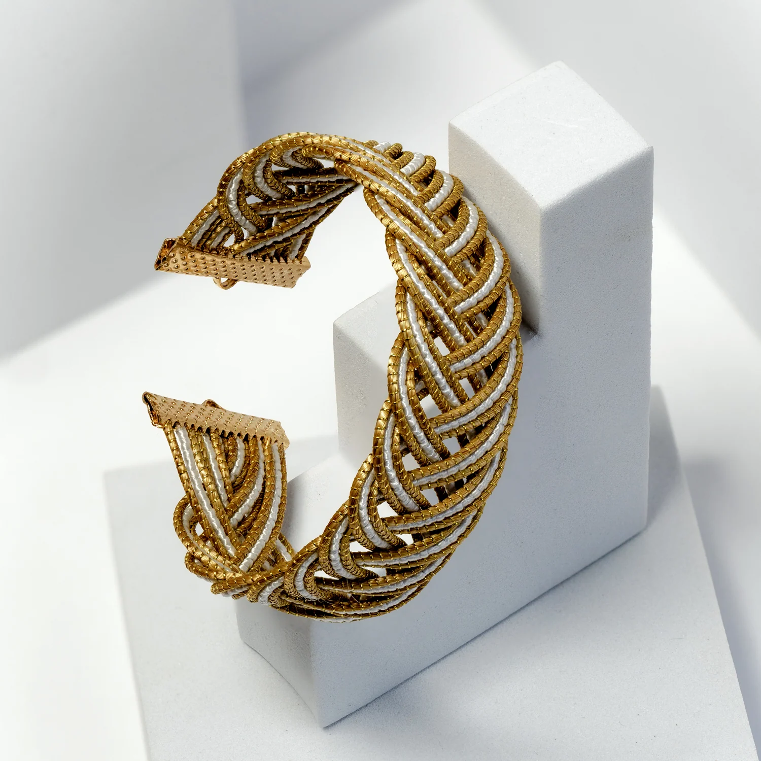 Bracelete trançado sobre suporte claro