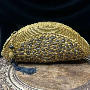 Half-moon clutch